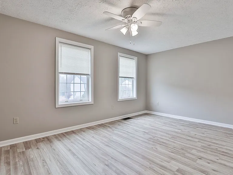 54 Vandora Dr — Photo 32