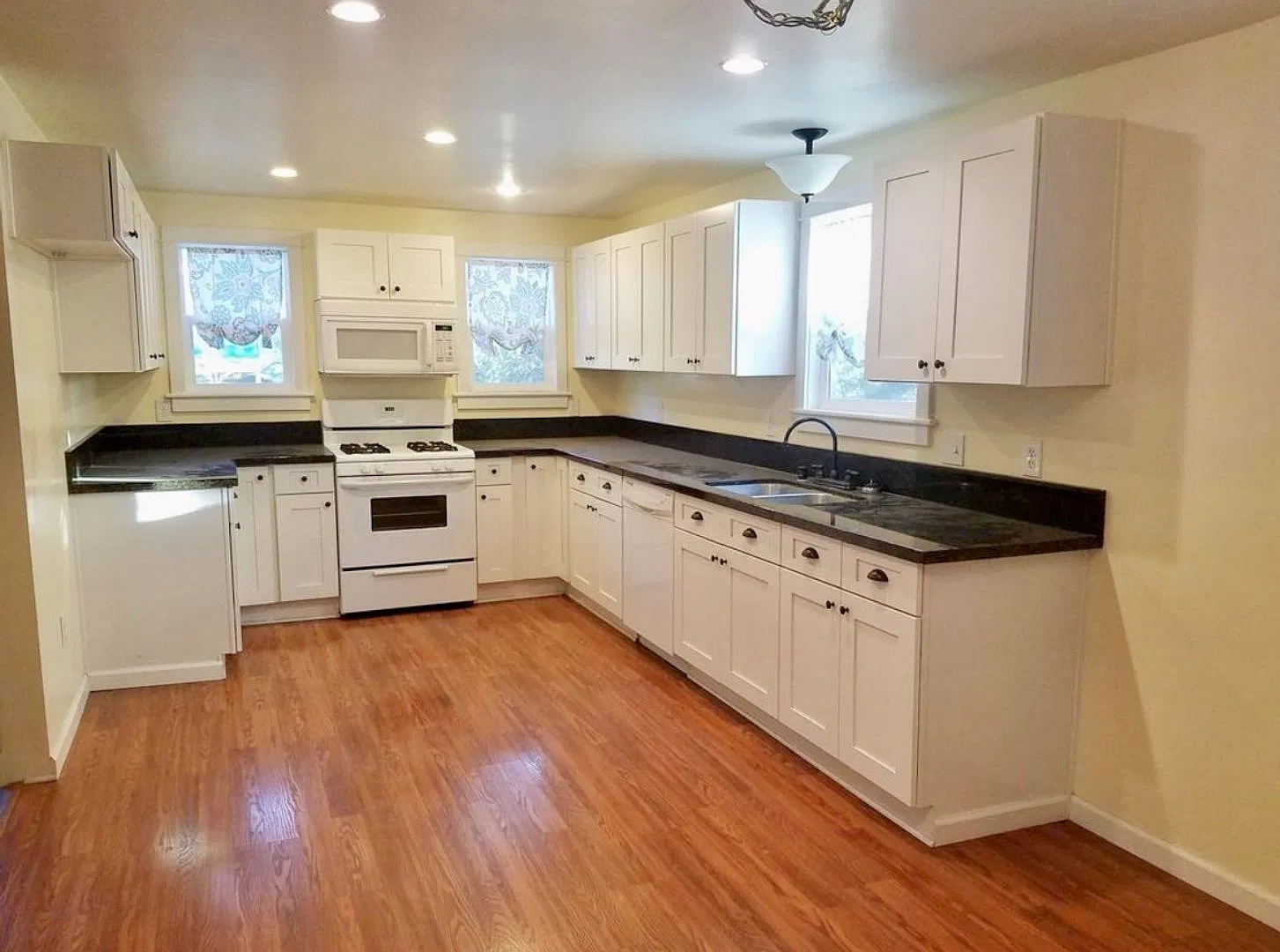 Downtown Charmer 4 Bedroom 2 Bath Single Family Home — Photo 3