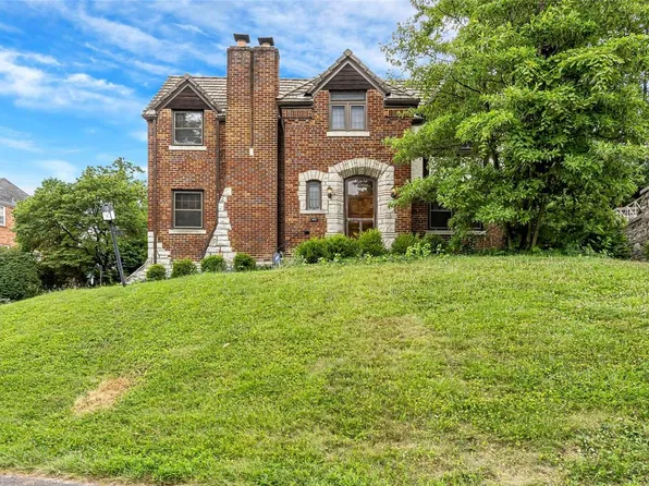 7230 S Winchester Dr, Saint Louis, MO 63121