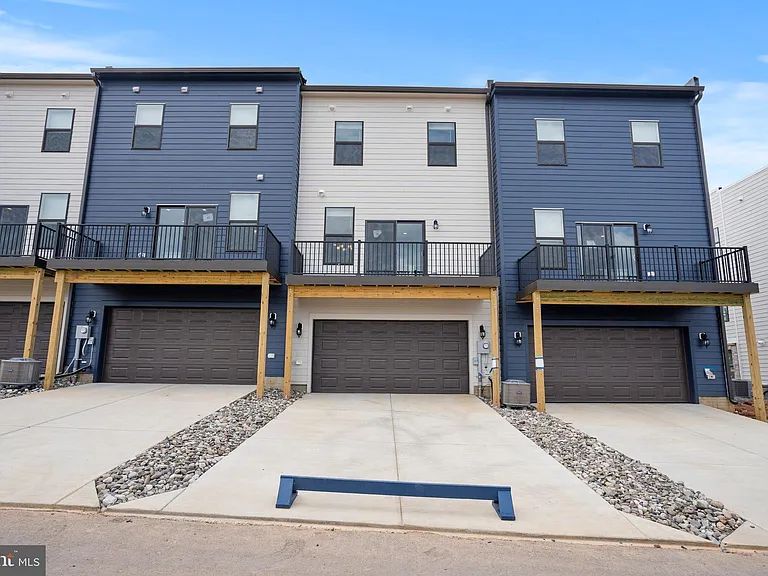 560 Union St — Photo 37