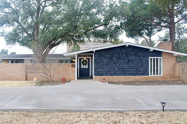 1st image of 2541 Bainbridge Dr