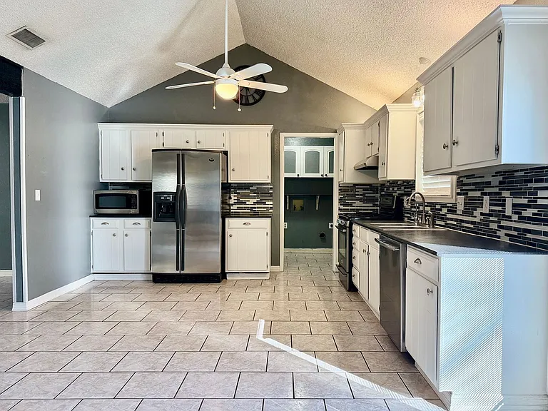2515 Emerson Dr — Photo 3