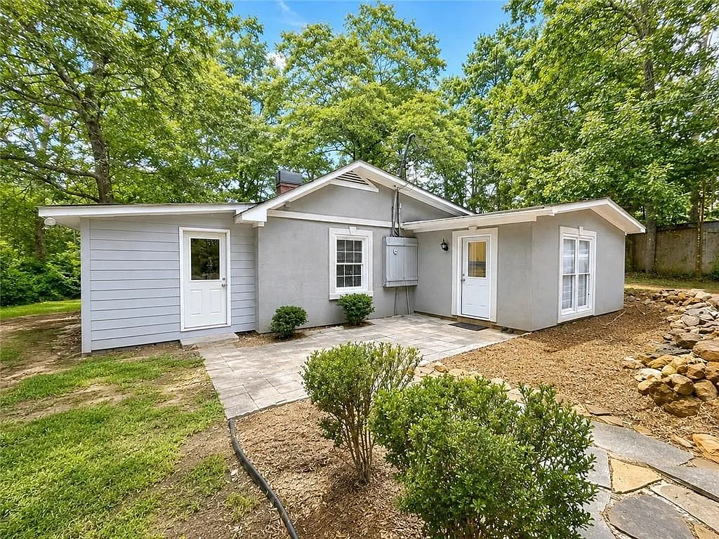 2 bed, 1.0 bath, 1170 sqft, $2,000 — Photo 1
