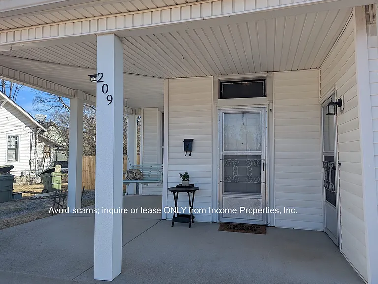 209 S Greenwood St — Photo 3