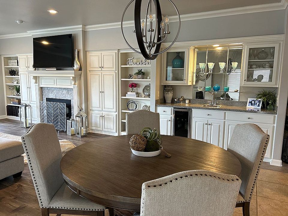 Dining & Wet Bar