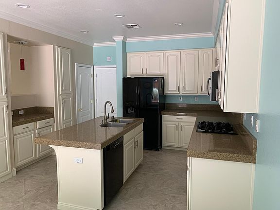 3rd image of 449 Winfield Ln