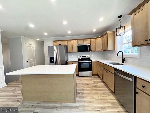 4th image of 397 Burns St
