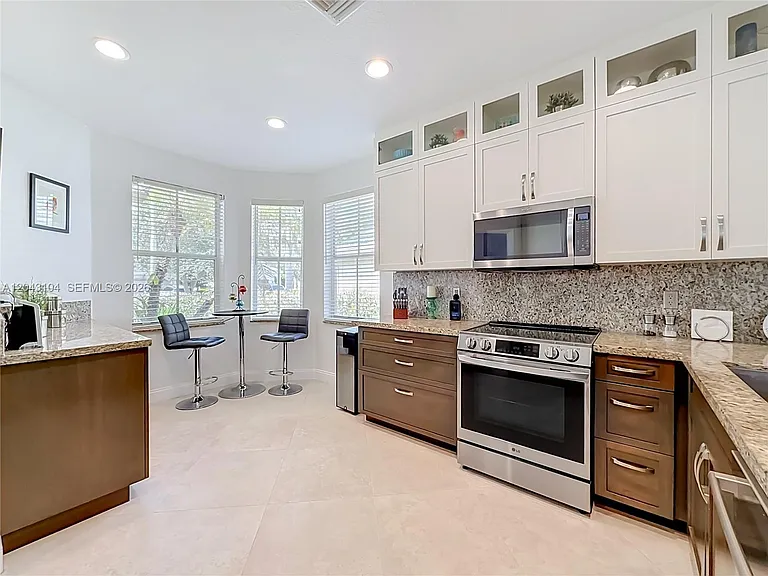 1556 Winterberry Ln — Photo 9