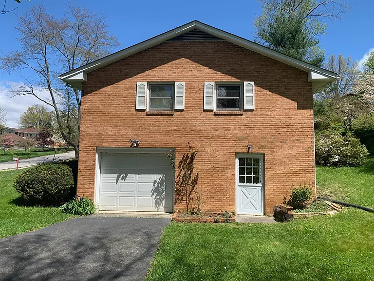 1904 Lindale Dr — Photo 6
