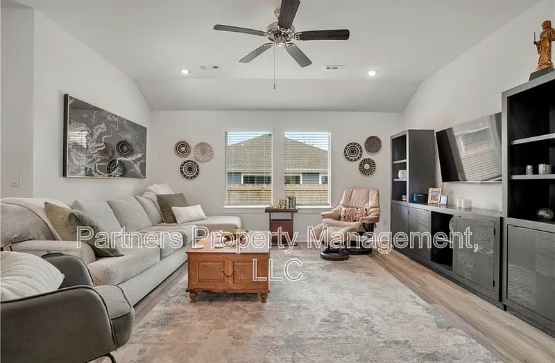 4 bed, 2.0 bath, 1788 sqft, $2,100 — Photo 4