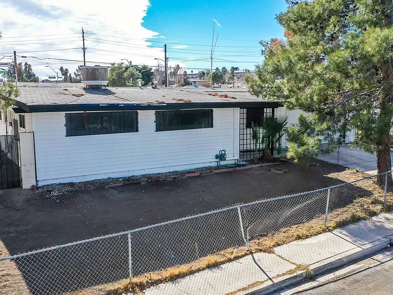 612 N Bruce St — Photo 2