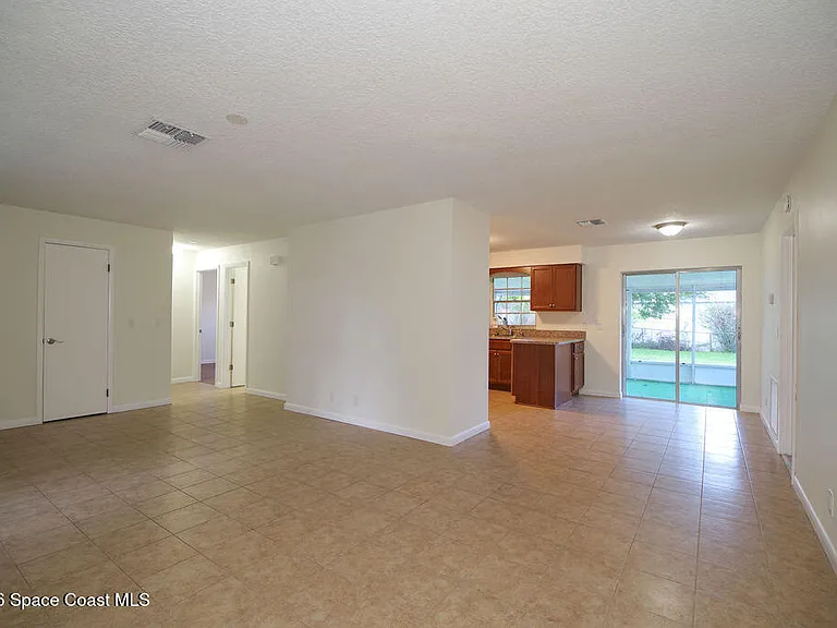 765 Cleaves St SE — Photo 5