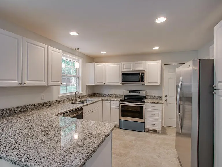 558 Roosevelt Ave — Photo 10