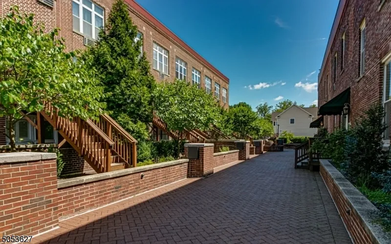 1 bed, 1.0 bath, $2,500 — Photo 2