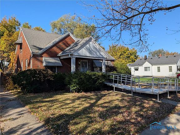 2nd image of 3323 Blackstone Dr