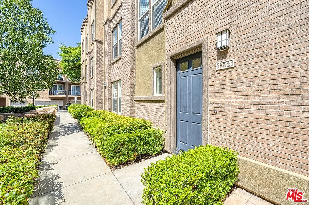 3 bed, 2.0 bath, 1777 sqft, $4,200 — Photo 4