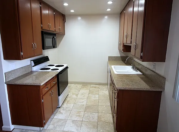 301 Knob Hill Ave. — Photo 3