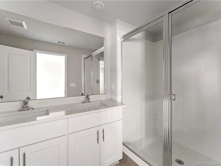 325 SE Halifax Ln — Photo 18