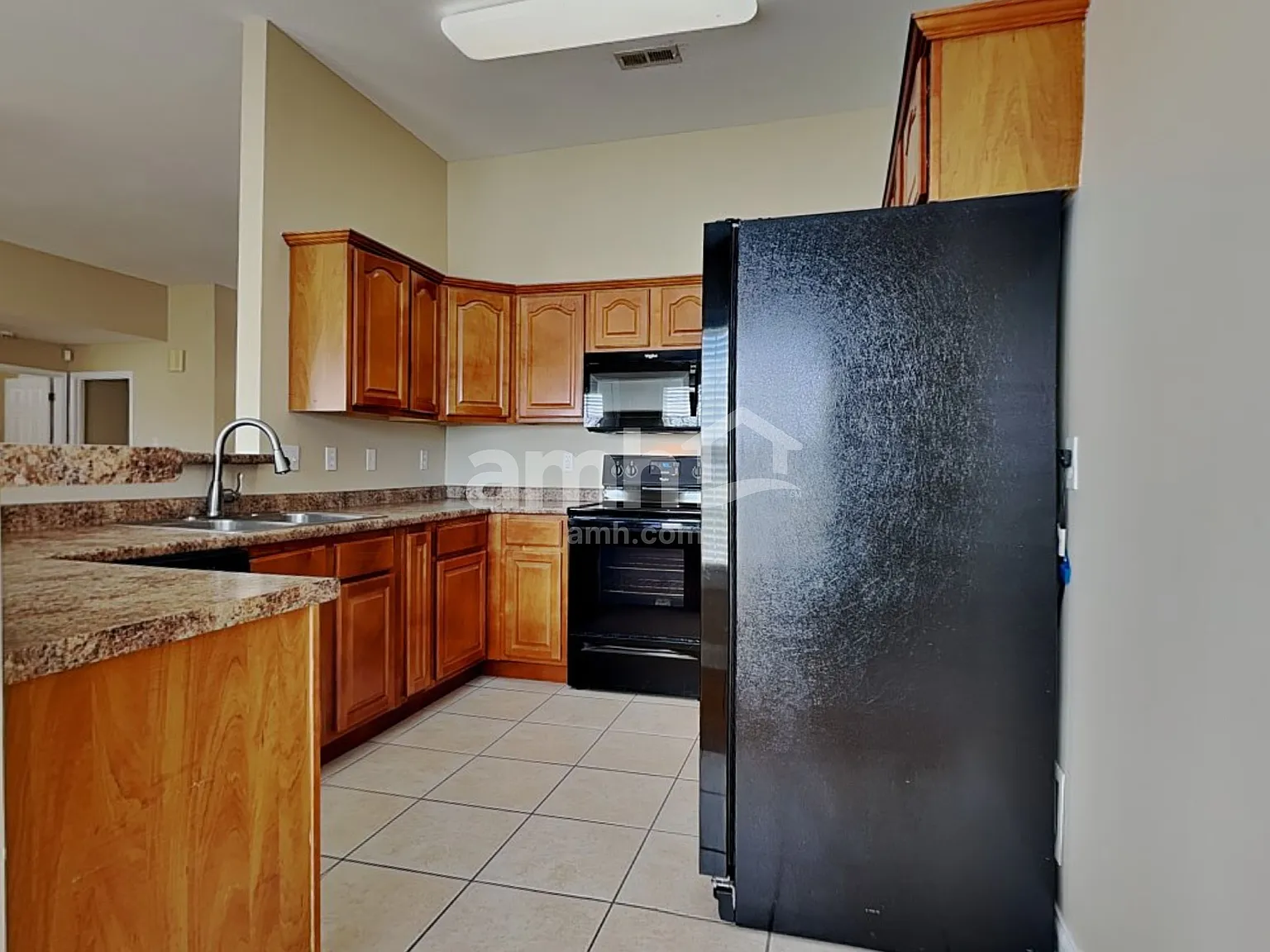 3 bed, 2.0 bath, 1976 sqft, $2,560 — Photo 4