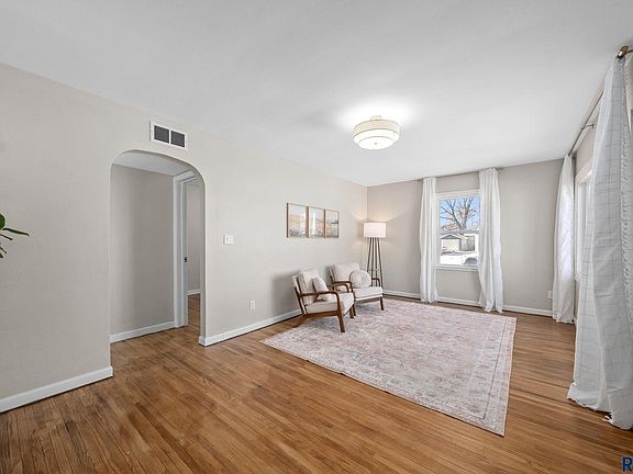 5th image of 1913 W 13th St