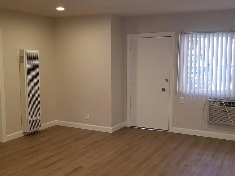 11471 Oxnard St — Photo 6