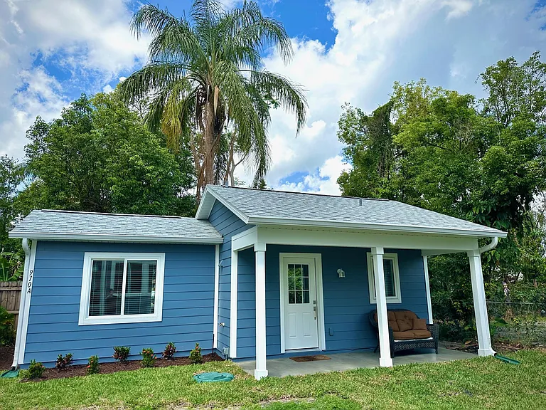 910 La Salle Ave #A — Photo 1