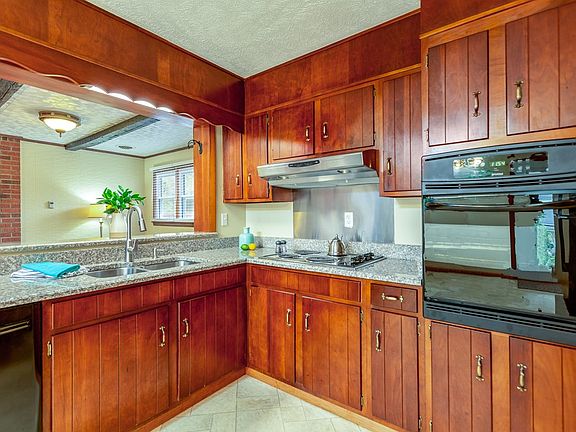 3rd image of 1322 Farmer St