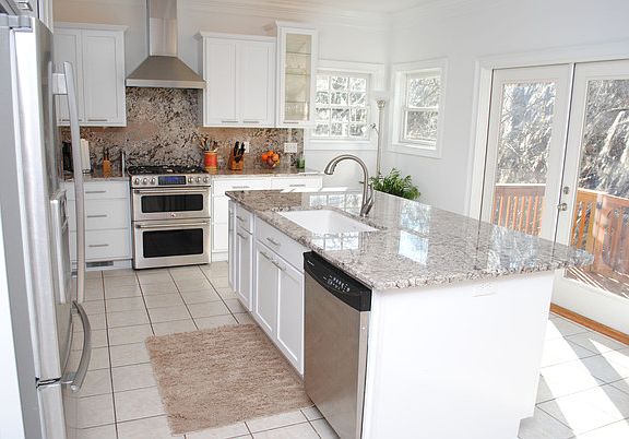 Updated kitchen w Granite 