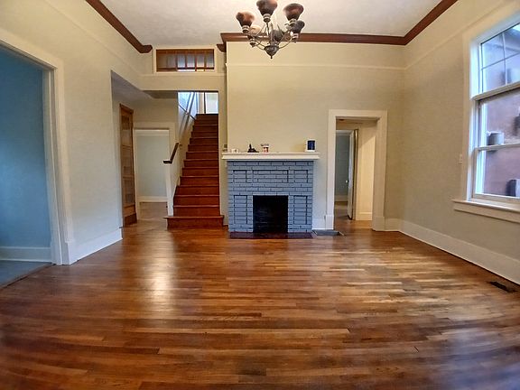Living room.. 10'' ceiling! (non functioning fireplace)