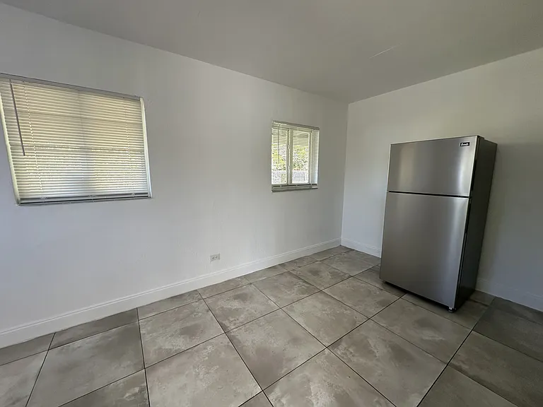 916 NW 3rd Ave — Photo 4