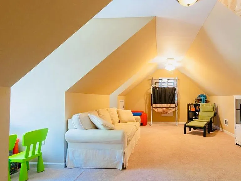 Bedroom 3/ Additional play room /office