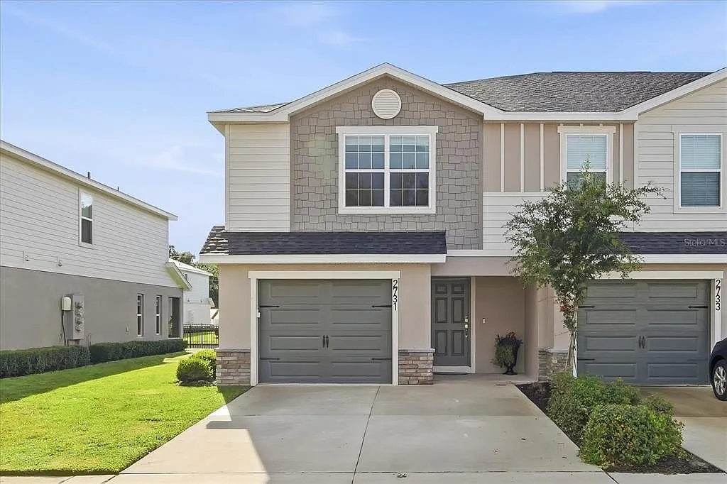 3 bed, 2.5 bath, 1899 sqft, $2,300 — Photo 1