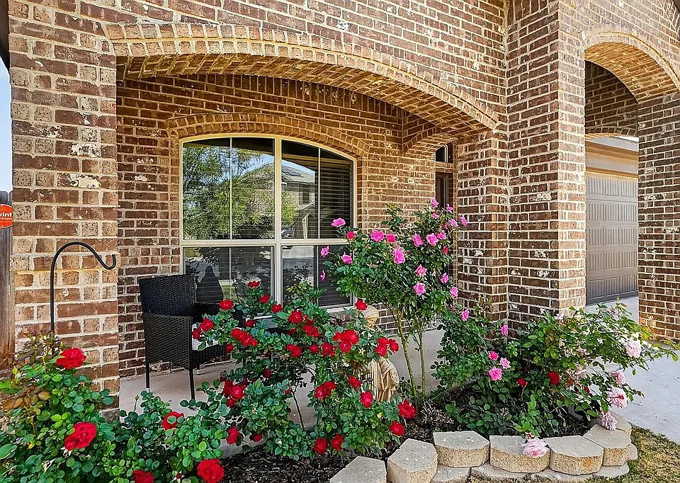 Comfy 3 Bed/2 Bath Midland Home with all appliances, backyard, attached garage, 6 min to grocery ... — Photo 4