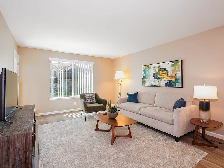 Woodland Hills Apartments — Photo 18