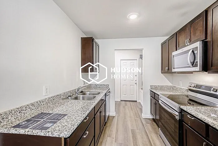 918 San Antonio St — Photo 5