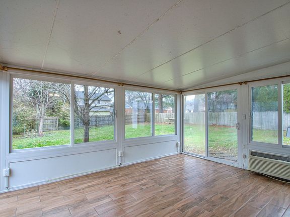 5th image of 214 Julia Ct
