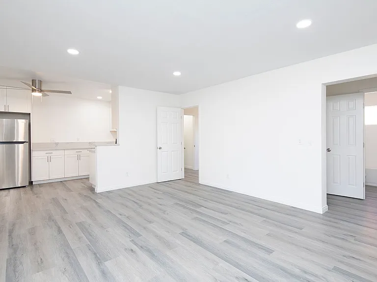 Aztec Pacific Apartments — Photo 79