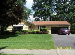 24 Kingswood Dr, Gates, NY 14624