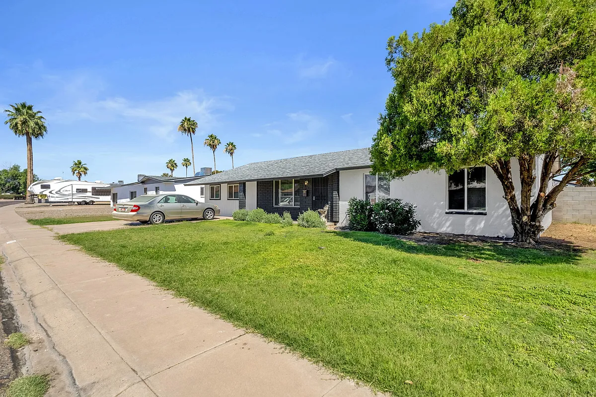 Building Photo - 3434 E Poinsettia Dr