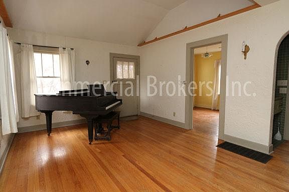 4th image of 515 Robinson St