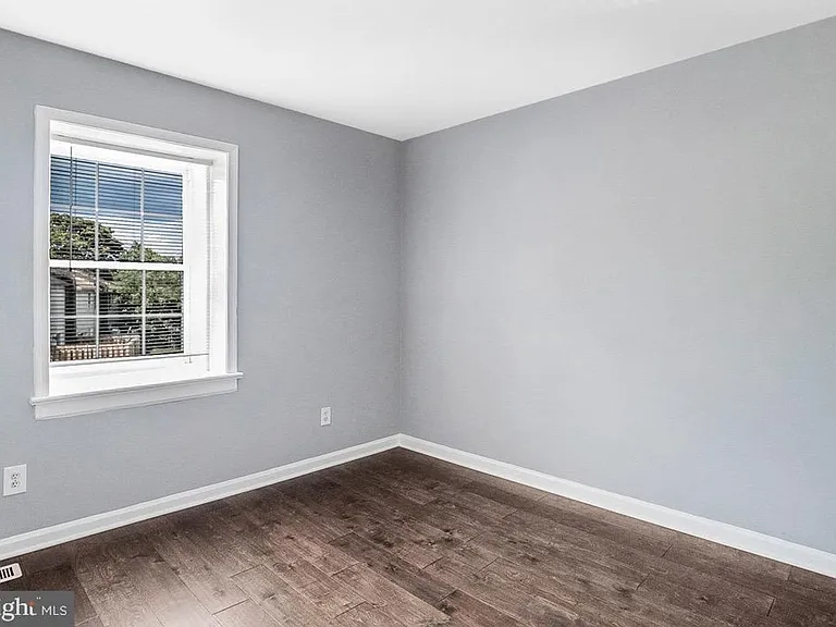 330 Brock Sq — Photo 4