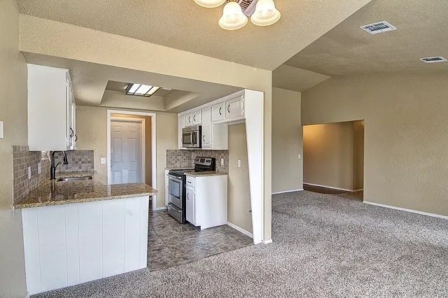928 SW 11th St — Photo 3