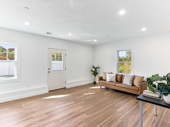 5th image of 44 Dean St #215