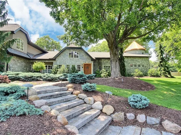 250 Lake Cove Ct, Bratenahl, OH 44108