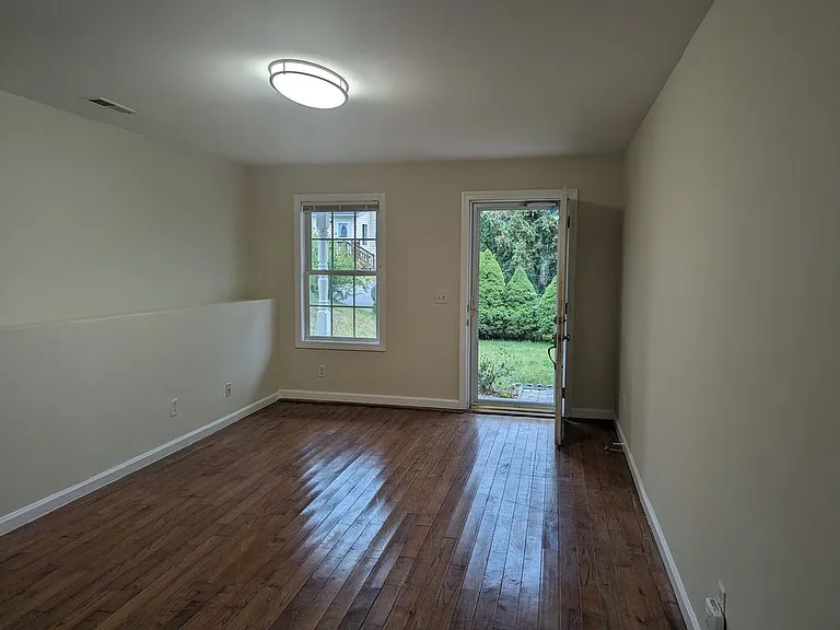 33 Hallock St — Photo 5