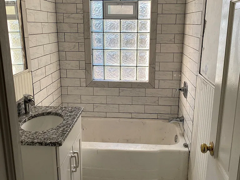 1207 Oxford St — Photo 4