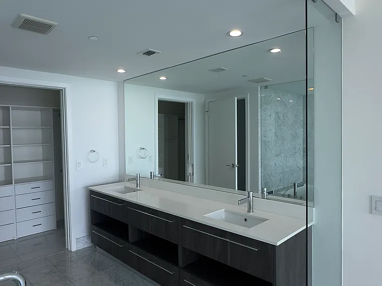 650 NE 32nd St #20 — Photo 7
