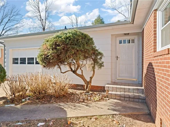 311 Foxcroft Dr, Winston Salem, NC 27103