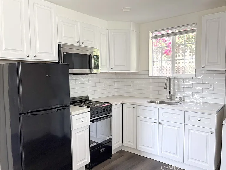 5610 Riverton Ave — Photo 1