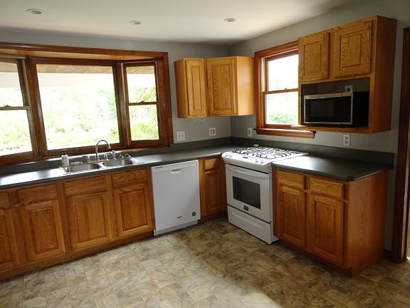3rd image of 211 Old Meetinghouse Rd